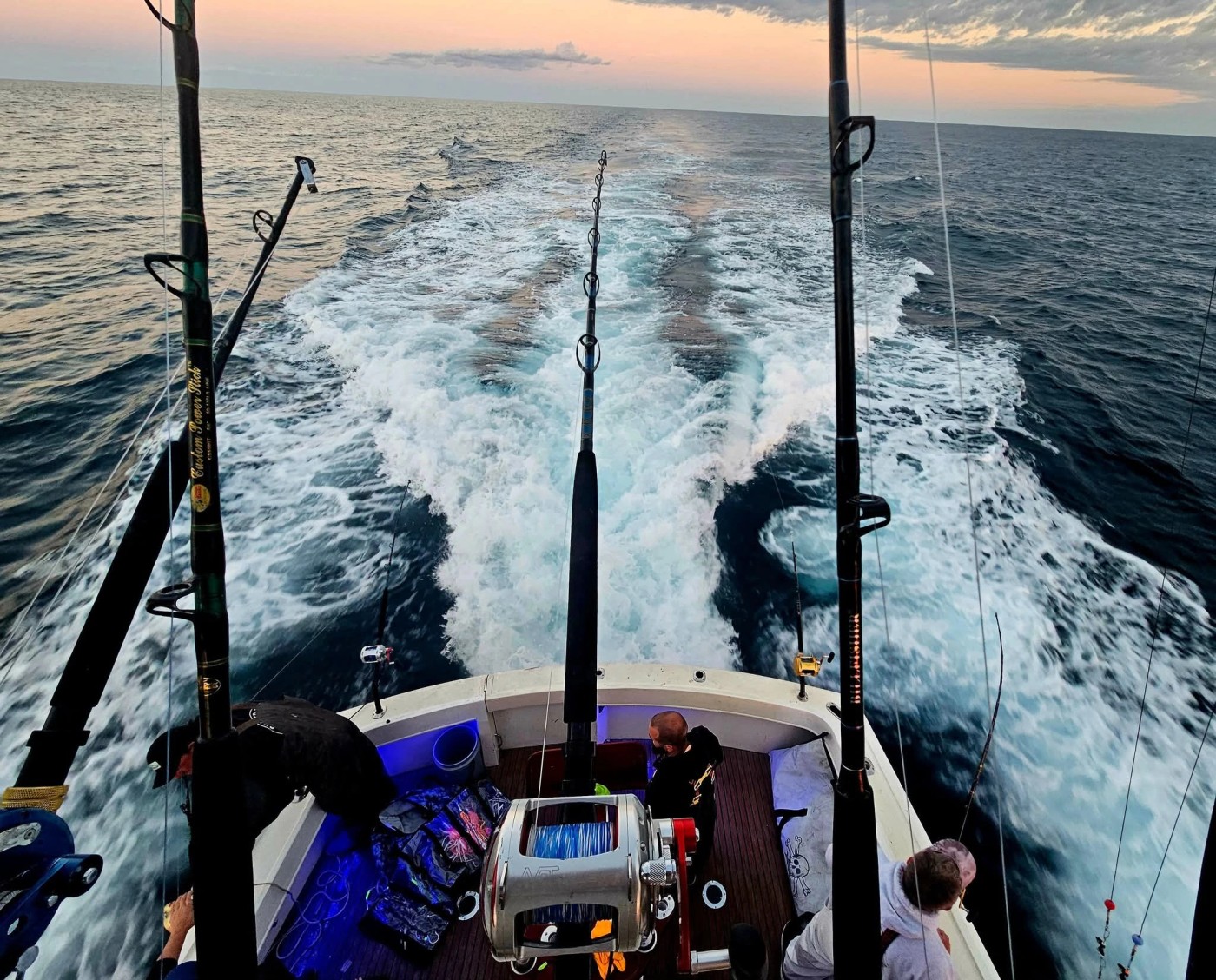Trolling spread over the wake offshore